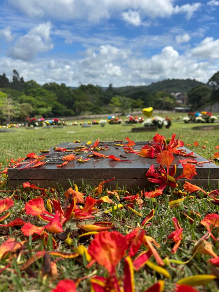 Lápides no Memorial Parque Jaraguá